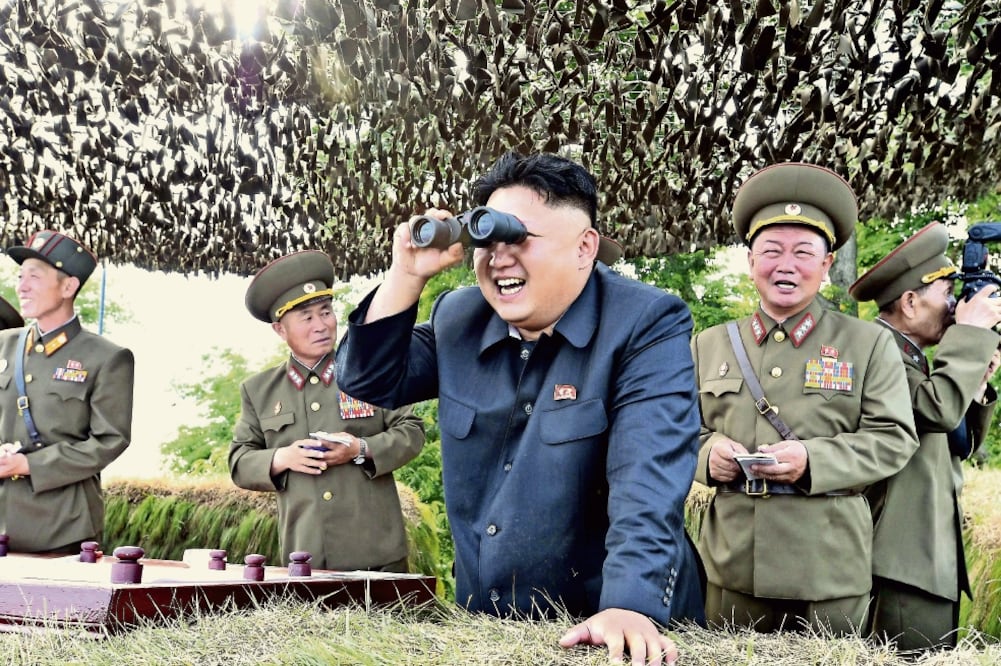 Kim Jong-un, durante una inspección en una fabrica de armas durante el fin de semana. Foto: Reuters