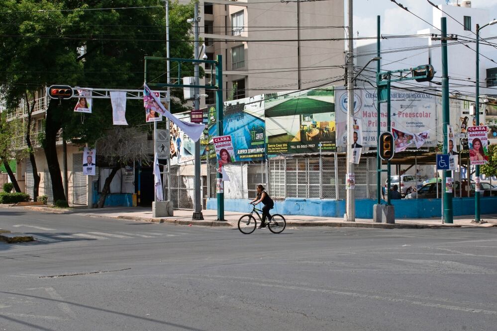 El IECM avaló que autoridades retiren publicidad que afecte a transeúntes; estas deberán informar sus acciones. Archvio El Universal