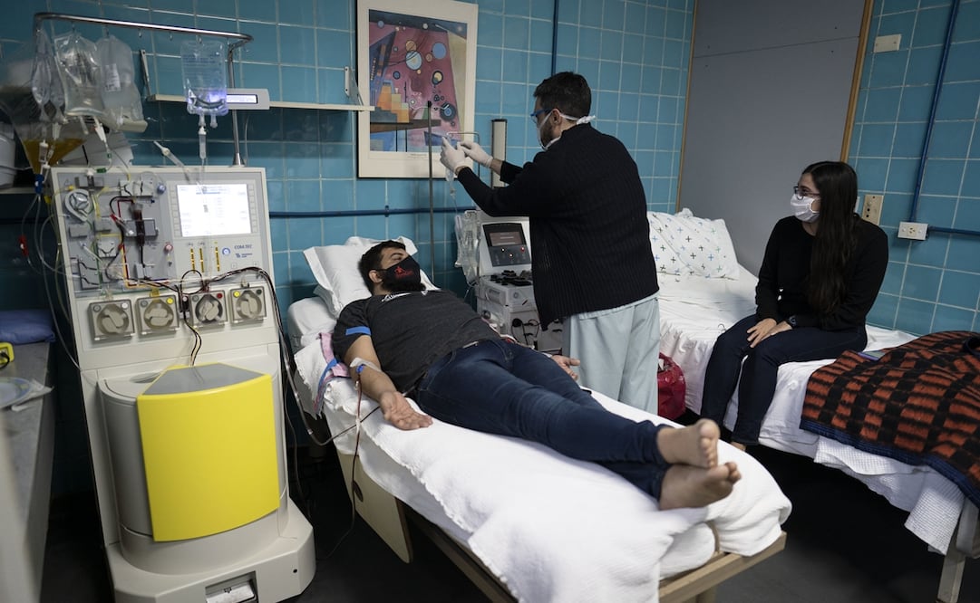 Paciente recuperado de Covid-19 dona plasma voluntariamente. Foto: Xinhua/Martín Zabala, archivo