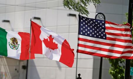 Comercio que cumpla con T-MEC podría quedar eximido de aranceles a México y Canadá un mes: secretario de Comercio de EU