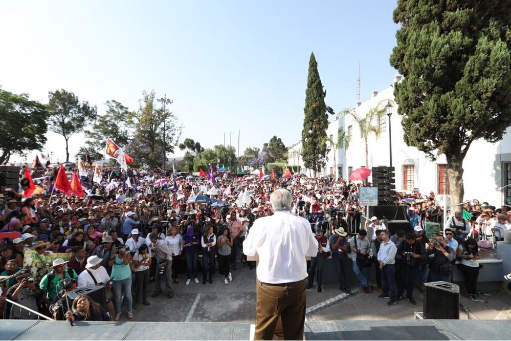 AMLO llenará álbum Panini del Mundial; rechaza practicar para debate 