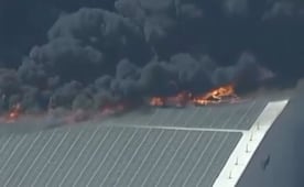 Fuerte incendio consume almacén en Los Ángeles y genera enorme columna de humo; autoridades evalúan riesgos por contaminación del aire