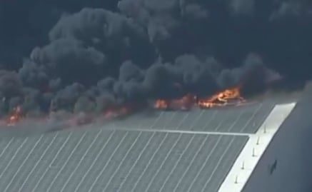 Fuerte incendio consume almacén en Los Ángeles y genera enorme columna de humo; autoridades evalúan riesgos por contaminación del aire