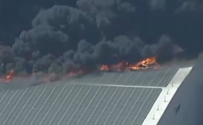 Fuerte incendio consume almacén en Los Ángeles y genera enorme columna de humo; autoridades evalúan riesgos por contaminación del aire