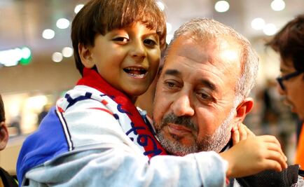 Refugiado agredido por reportera llega a España