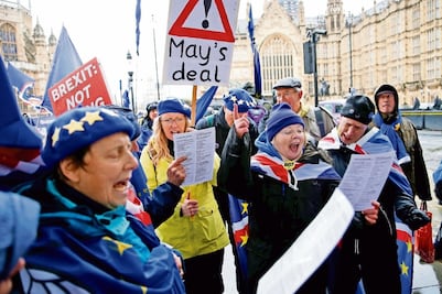 Parlamento rechaza acuerdo de Brexit; abre paso a prórroga 