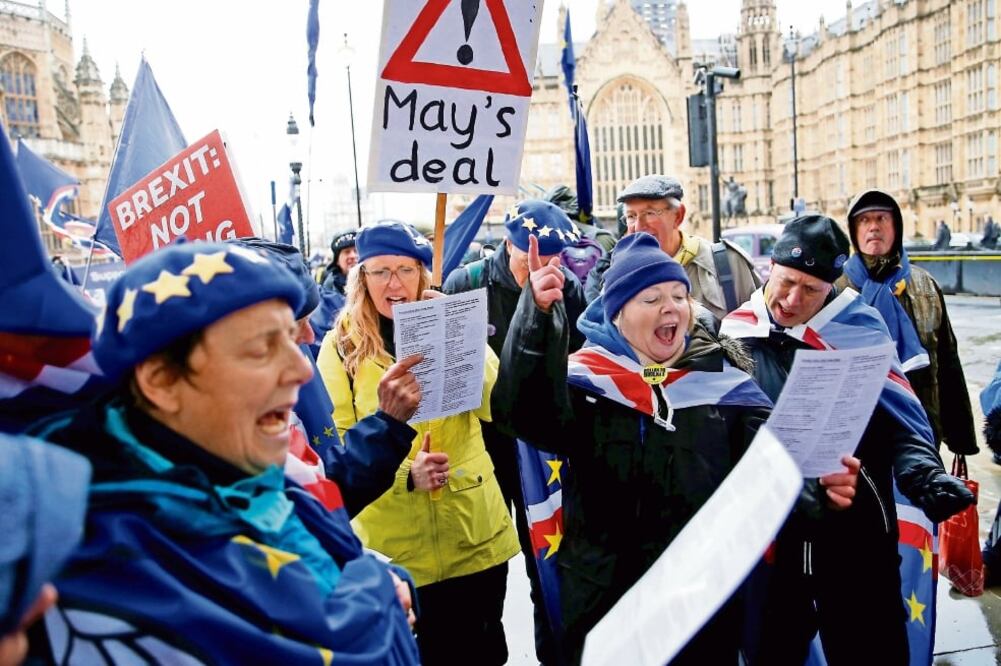 Manifestantes contra el Brexit, afuera del Parlamento, ayer en Londres. Foto: HENRY NICHOLLS. REUTERS