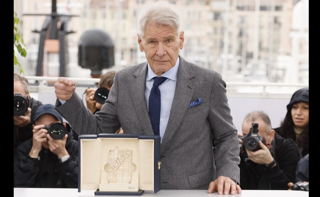 Harrison Ford posa con su Palma de Oro honoraria en la sesión fotográfica de la película "Indiana Jones and the Dial of Destiny". Foto: AP.