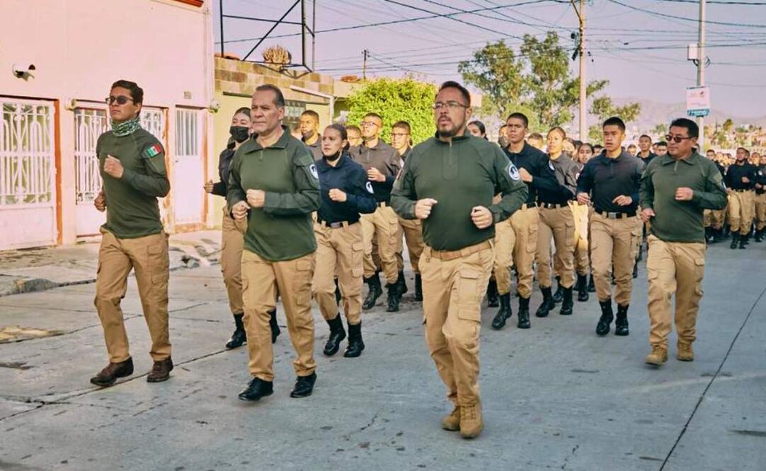 Gobernador de Aguascalientes entrena con jóvenes de bachillerato militar