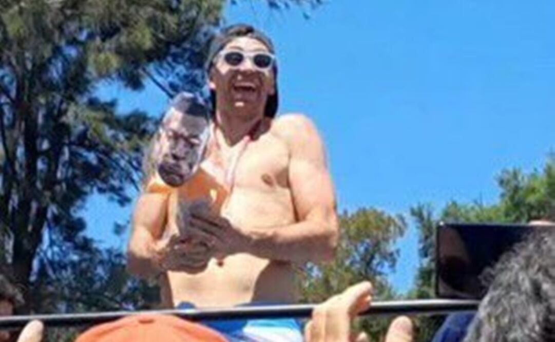 Emiliano Martínez cargando un muñeco con la cara de Mbappé - FOTO: Especial