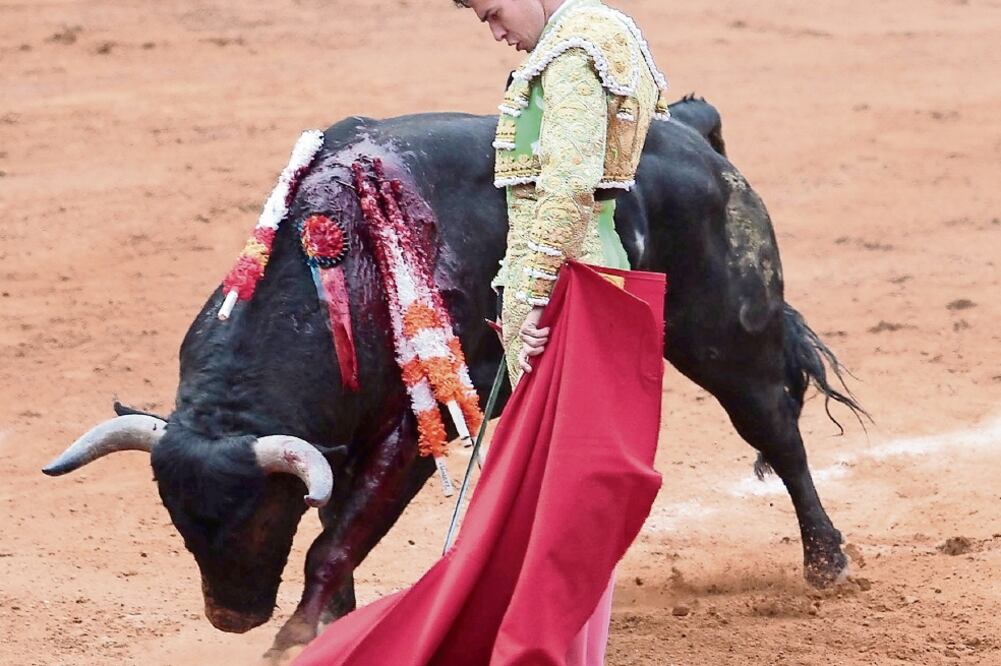 Silveti logró arrancarle valiosos muletazos al huidizo ejemplar de Xalpa (ARCHIVO. EL UNIVERSAL)