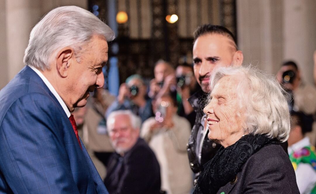 El presidente rompió el protocolo al bajar a abrazar a Poniatowska. Foto: Presidencia de la República