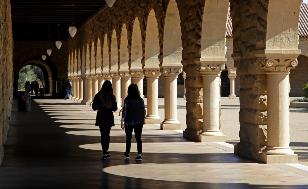 Estudiantes caminan por el campus de la Universidad de Stanford, en Santa Clara, California. Foto: Ben Margot/AP
