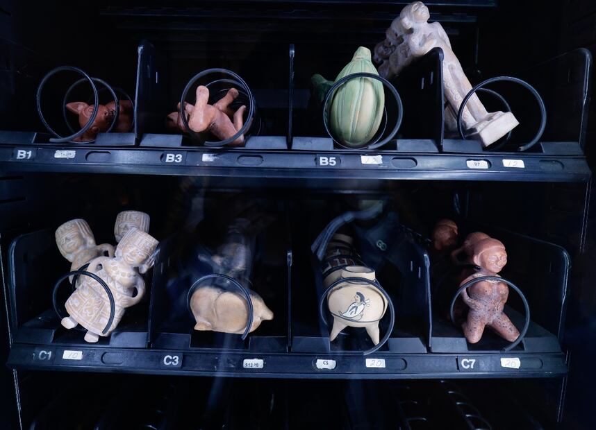 Aspectos del recorrido por la feria salón ACME que inicia sus actividades en la calle de General Prim número 30 en la colonia Juárez. foto: Fernanda Rojas/ El Universal.