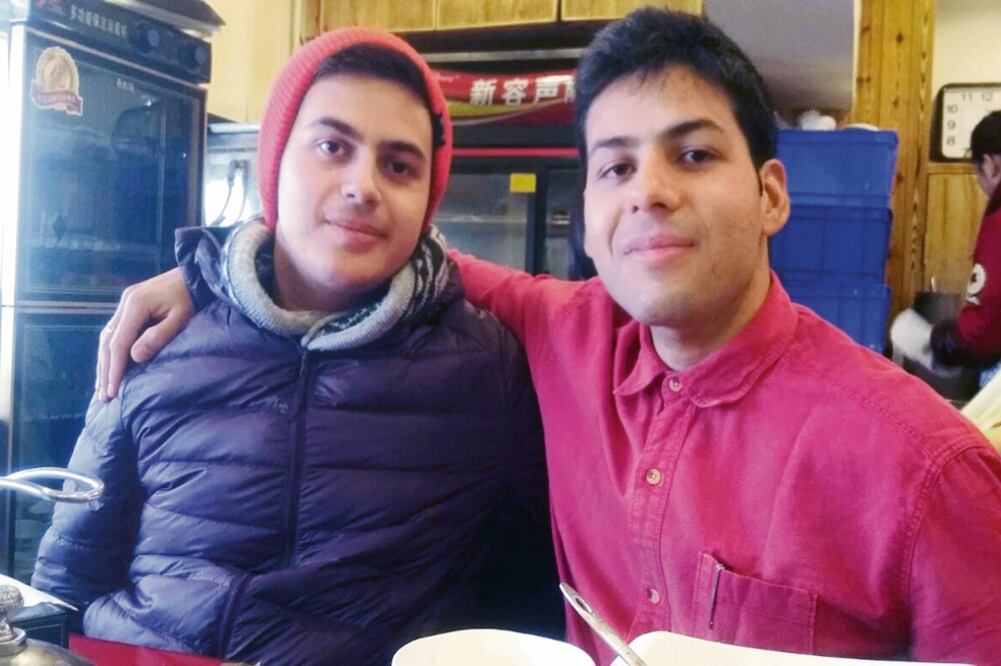 Los hermanos Diego y Alejandro Fernández Quintero fueron contratados en China, a distancia, para dar clases de inglés en un jardín de niños. (CORTESÍA)