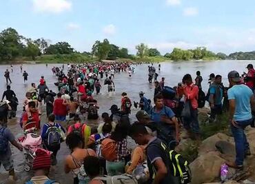 Caravana migrante cruza a pie el río que separa a Guatemala de México