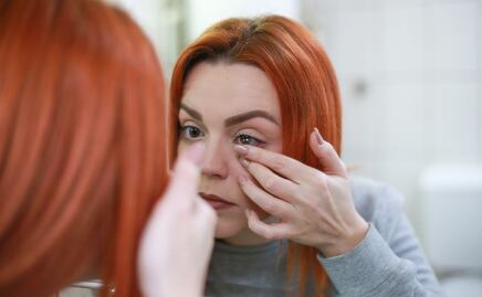 Lo mejor que puedes hacer si te quedaste dormido con los lentes de contacto, según una experta