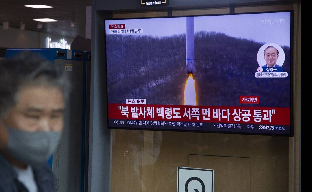 Televisor en Seúl muestra imágenes de archivo de un cohete norcoreano. Foto: EFE