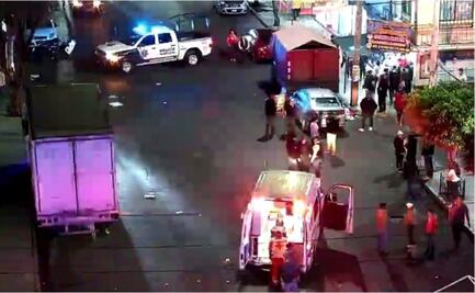 Abuelito se impacta contra puesto de barbacoa y se lleva a motociclista