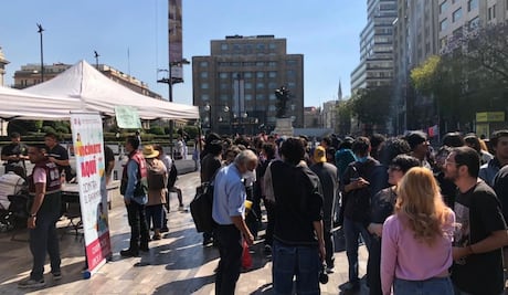 Ciudadanos no abandonan fila de vacunación en Alameda Central; testimonios del simulacro sísmico 2026 en CDMX