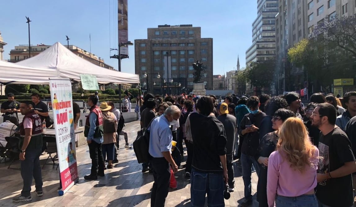 Testimonios del simulacro sísmico 2026 en CDMX; ciudadanos no abandonan fila de vacunación en Alameda Central. Foto: Diego Simón