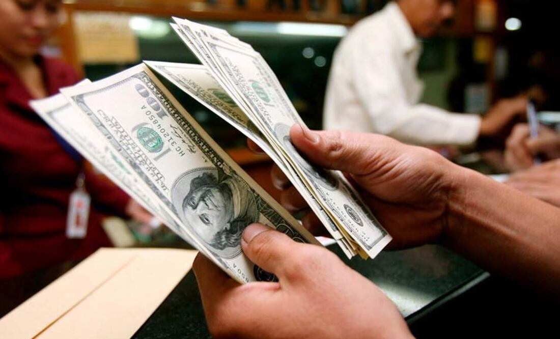 Promedia dólar en $18.18 en AICM