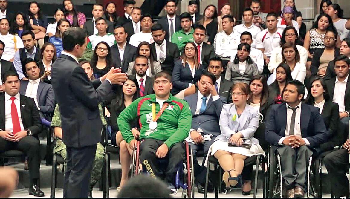 Informe por 'streaming' buena idea, pero faltó espontaneidad 