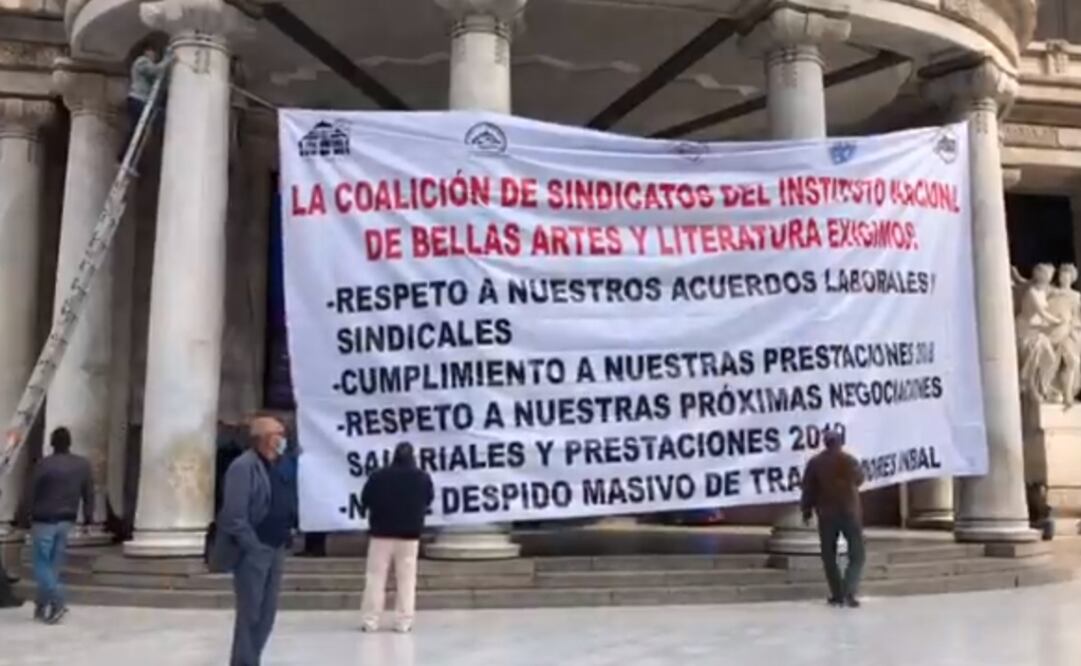 Los manifestantes colocaron una manta en la entrada del Palacio de Bellas Artes. Foto: Antonio Díaz / EL UNIVERSAL