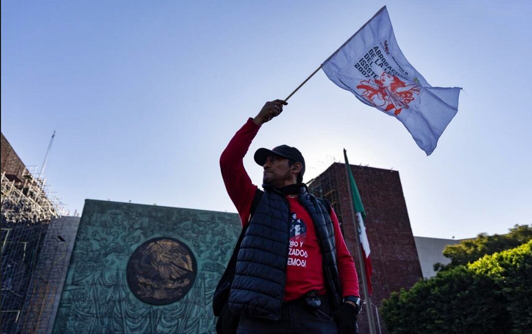 Maestros integrantes de la CNTE instalan plantón frente a la Cámara de Diputados como parte del paro de labores de 48 horas, en la Ciudad de México, el 13 de noviembre de 2025. Foto: Hugo Salvador/EL UNIVERSAL
