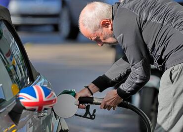 Militares británicos distribuyen combustible a gasolineras, ante crisis de suministro