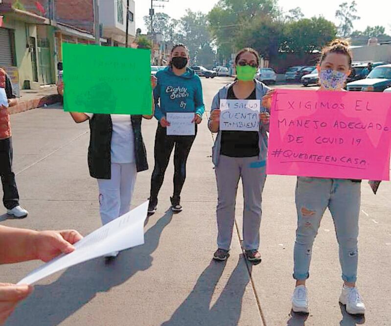 Con pancartas, personal médico del Hospital General del IMSS en Zacapu exigieron material para atender a pacientes de Covid-19. Foto: CORTESÍA
