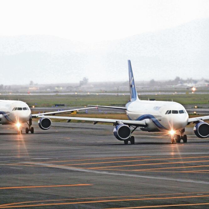 La capacidad del AICM permite 61 operaciones por hora, pero en horas pico se realizan hasta 180; en 2014 la SCT declaró la saturación del aeropuerto. ARCHIVO EL UNIVERSAL