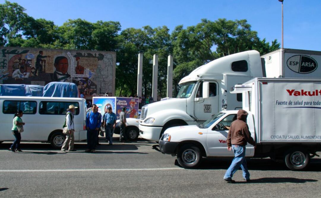 Maestros retienen camiones de IP en Oaxaca