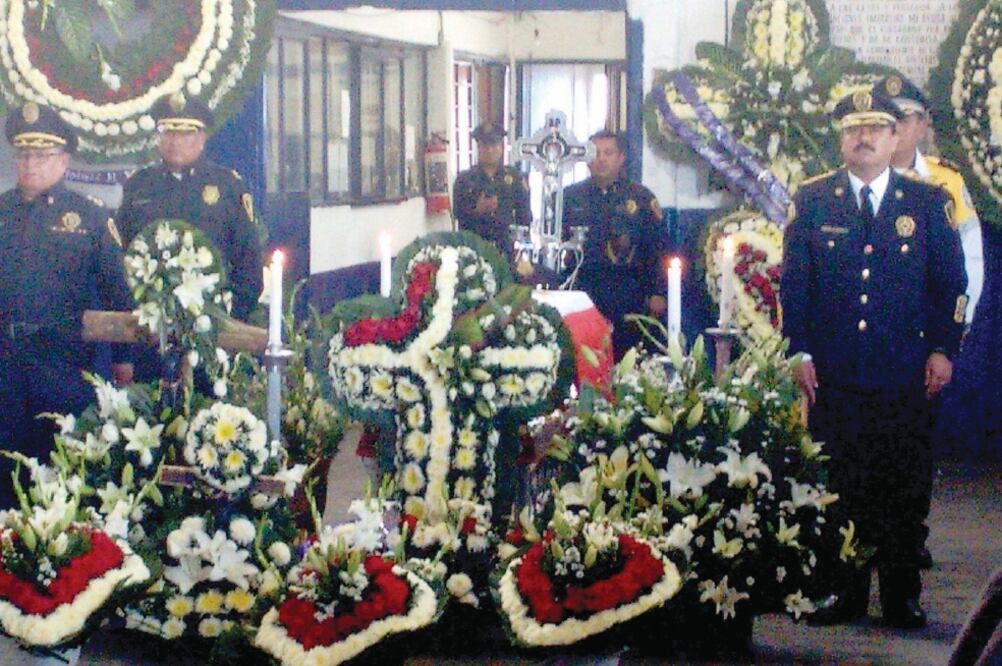 Al homenaje de cuerpo presente asistió el jefe de la policía capitalina, Hiram Almeida, quien montó guardia de honor a un costado del ataúd (ESPECIAL)