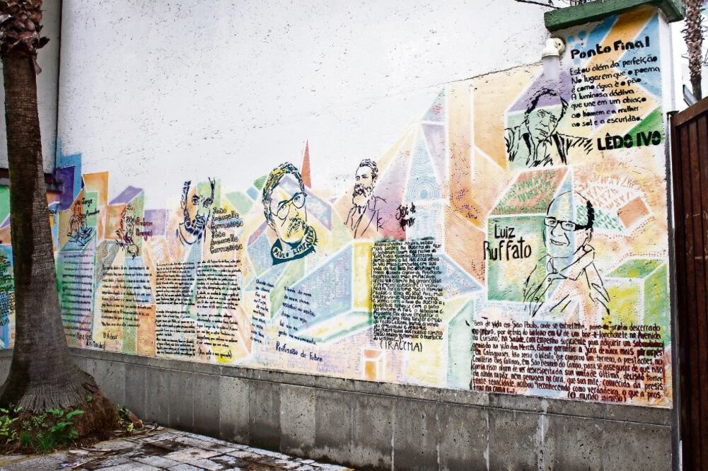 En los muros exteriores del recinto se puede leer poesía y literatura brasileña gracias al mural “Ex libris”, realizado por un colectivo de artistas urbanos mexicanos (FOTOS: JENIFER NAVA. EL UNIVERSAL)