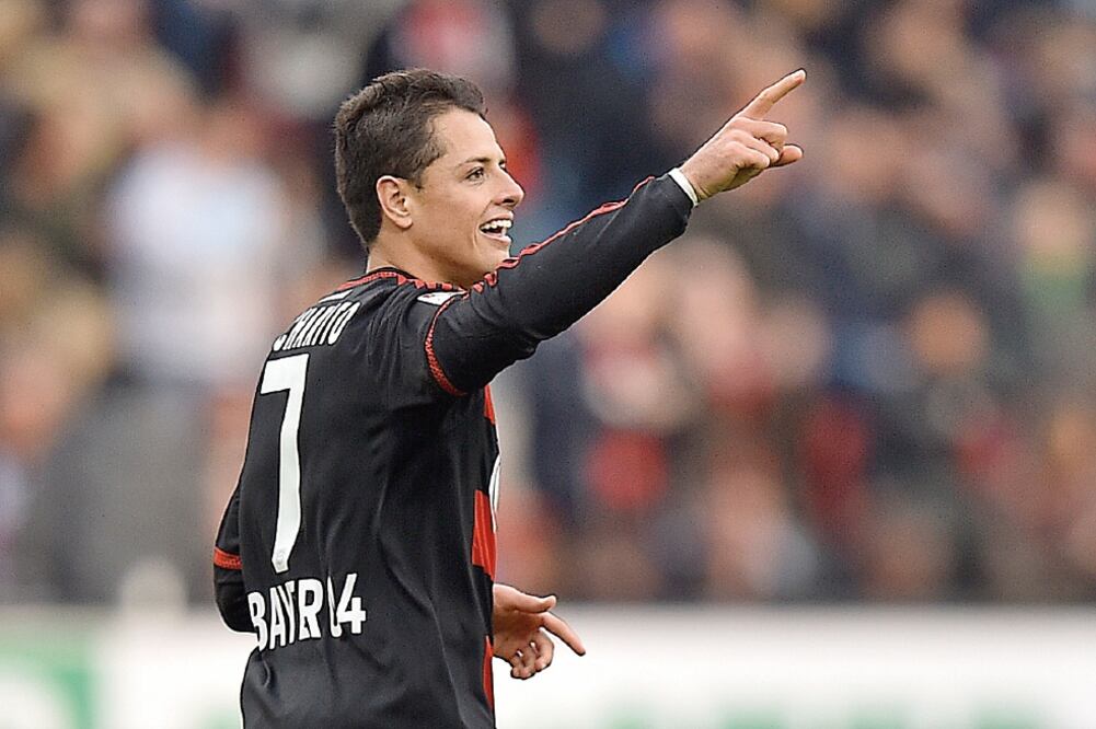 Aunque Javier Hernández tuvo otra terrible falla frente al arco enemigo, se redimió al mantener racha goleadora (MARTIN MEISSNER. AP)