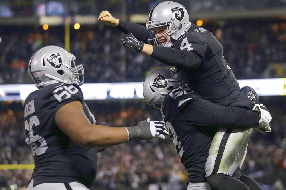 Derek Carr (4) y los Raiders tendrán un partido en la ‘Ciudad de los Palacios’ ante los Texans de Houston (ARCHIVO. EL UNIVERSAL)
