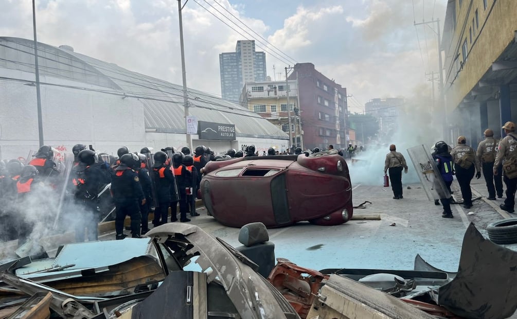 Al llegar a la colonia Santa Úrsula, los contingentes fueron interceptados por policías capitalinos, lo que provocó un enfrentamiento entre personas encapuchadas y los uniformados. | Foto: Juan Carlos Williams.
