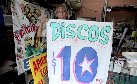 Con borrado de rótulos en la Cuauhtémoc “nos van a terminar de eliminar el oficio”, afirma don Manuel, rotulista desde hace 50 años