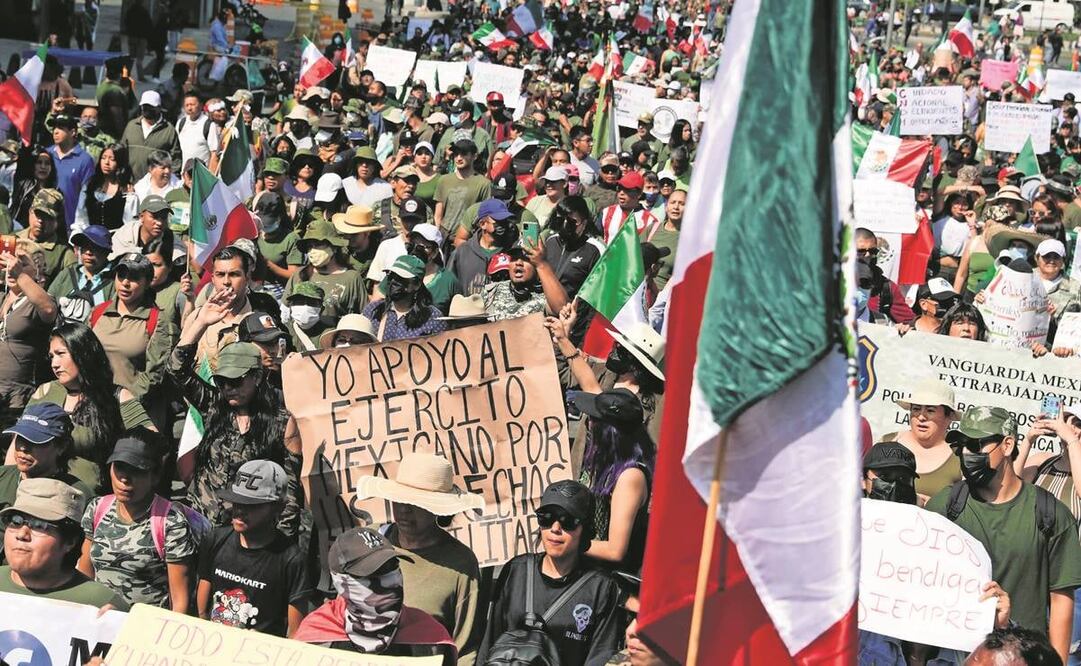 Vestidos de verde olivo, acorde con la convocatoria, familiares, militares en retiro y simpatizantes marcharon del Ángel de la Independencia al Zócalo. 