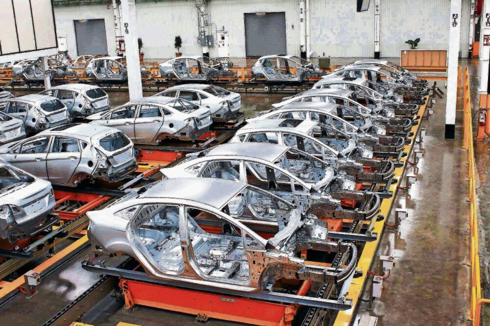 La industria automotriz mexicana exporta cerca de 85% de los vehículos que fabrica a Estados Unidos y Canadá. De 2012 a 2017 las exportaciones automotrices ascendieron a 637 mil millones de dólares. Foto: ARCHIVO EL UNIVERSAL