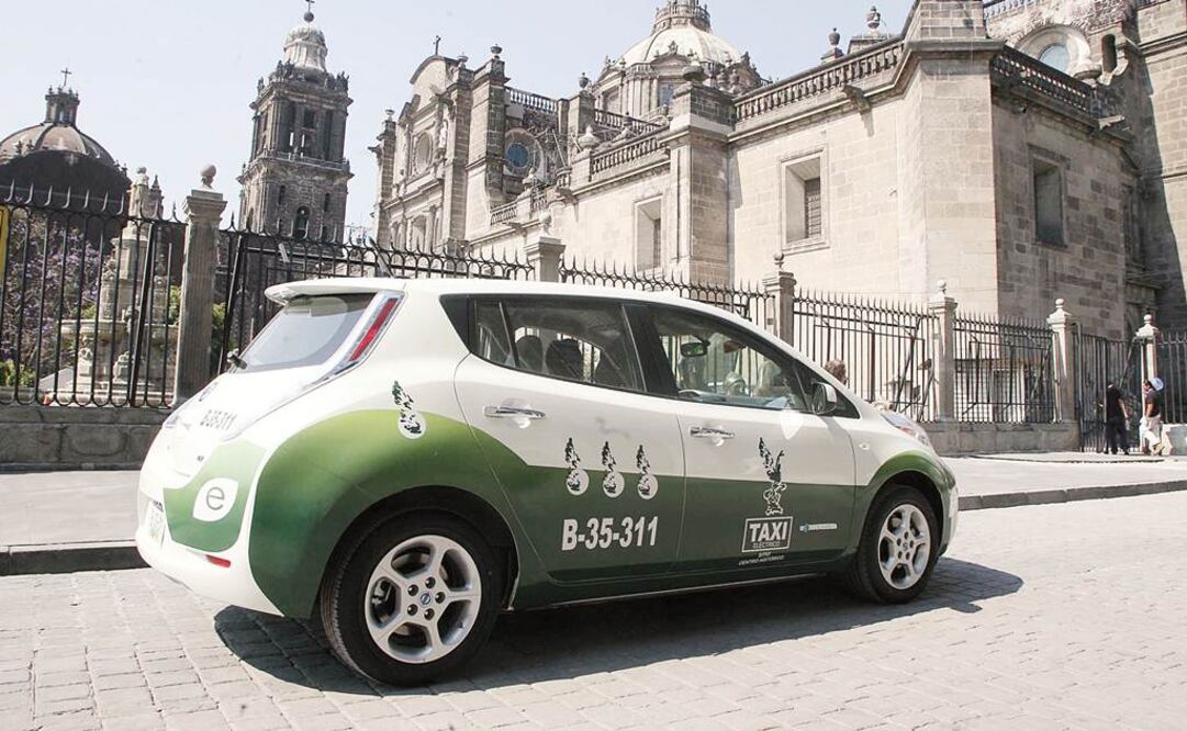 En septiembre de 2011, el entonces jefe de gobierno, Marcelo Ebrard, presentó los primeros taxis cero emisiones, con un parque de 20 unidades