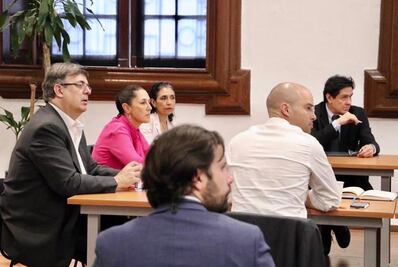 Sheinbaum y Ebrard analizan coordinación de emergencia sanitaria por Covid-19