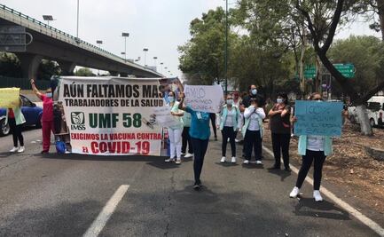 Trabajadores del IMSS bloquean Periférico Norte; exigen ser vacunados contra Covid
