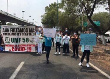 Trabajadores del IMSS bloquean Periférico Norte; exigen ser vacunados contra Covid