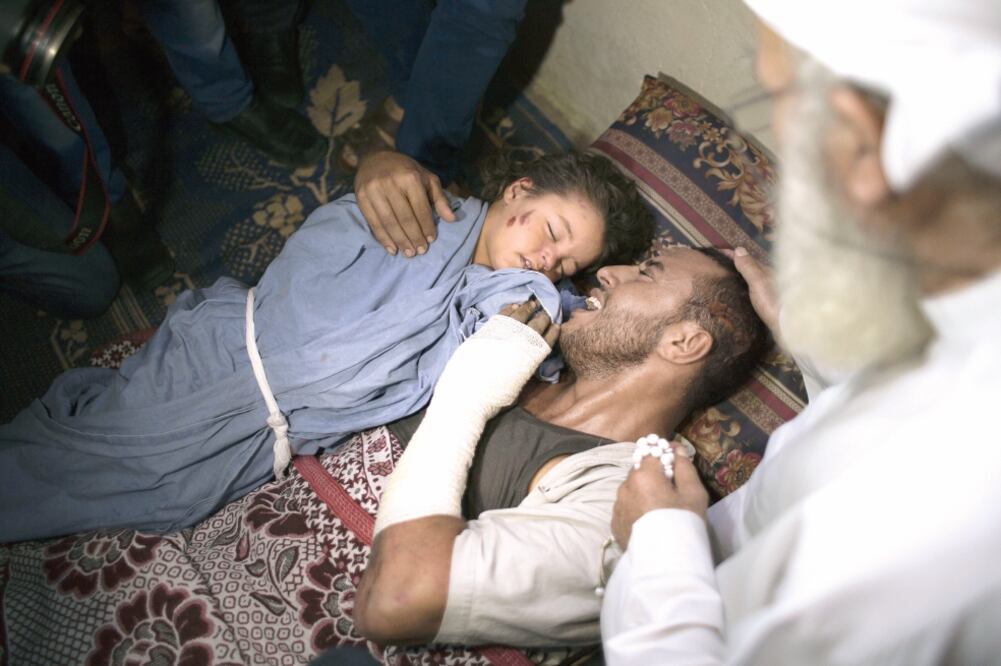 Rahaf Hassan llora la muerte de su hija, por un ataque aéreo de Israel, en Gaza, donde también falleció su esposa, quien tenía cinco meses de embarazo (KHALIL HAMRA. AP)