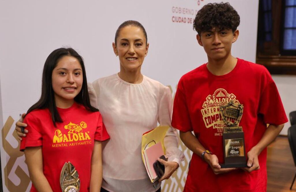 Sheinbaum y campeones mundiales de cálculo mental. FOTO: Especial/ EL UNIVERSAL/