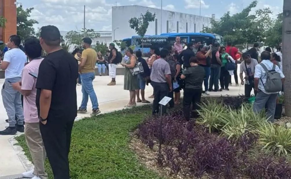 Evacúan nuevo Hospital O’Horán por reporte de olor a gas en Mérida, Yucatán; es el segundo percance en el edificio.
Foto: Especial.