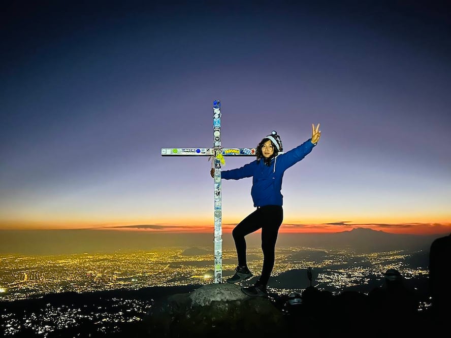 La cumbre tiene vistas de la CDMX y de los volcanes Iztaccíhuatl y Popocatépetl. Foto: Explorando México