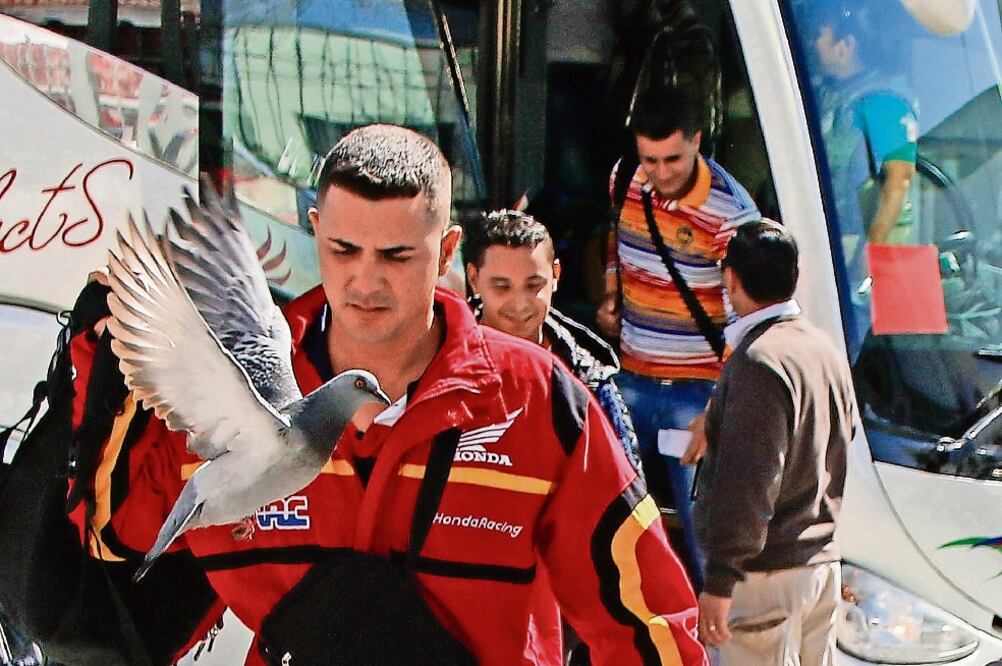 Migrantes cubanos caminan en un punto fronterizo de Ciudad Juárez hacia EU, de un grupo de 270 que también arribaron a Nuevo Laredo procedentes de Costa Rica y Panamá (ALEJANDRO BRINGAS. EFE)